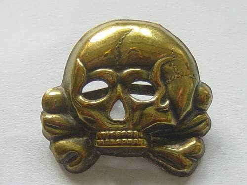 1st pattern deathshead cap badge