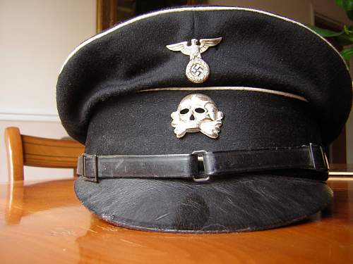 1st pattern deathshead cap badge