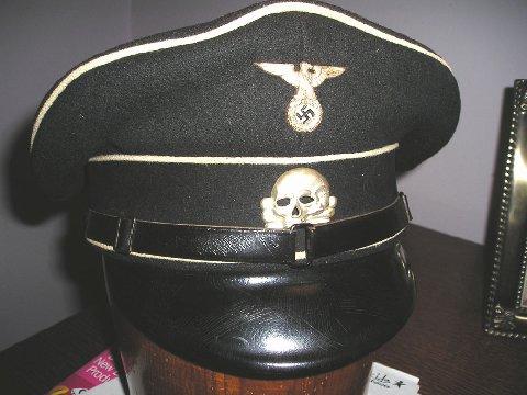 1st pattern deathshead cap badge