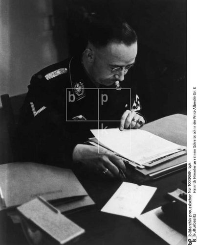 Himmler bei seinen Akten...