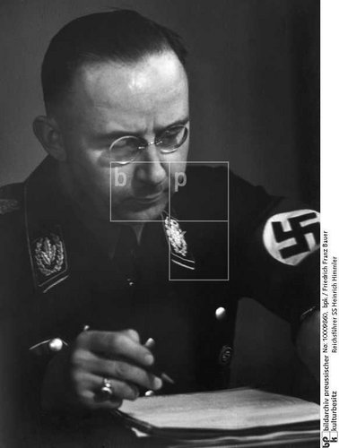 Himmler bei seinen Akten...