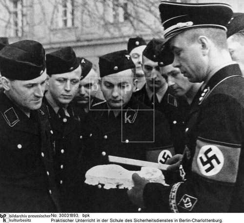 Himmler bei seinen Akten...