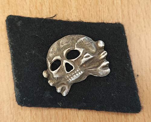 Please hellp determine are these Totenkopf Kragenspiegel Original or are they Fake