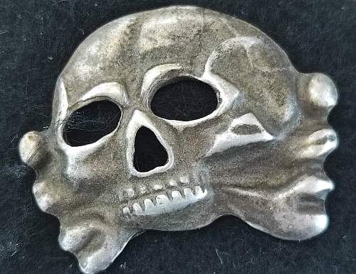 Please hellp determine are these Totenkopf Kragenspiegel Original or are they Fake