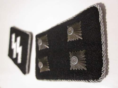 SS Sturmbanfuhrer collar tabs