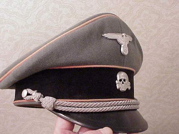 colored piping on cap, 1943...Sturbannfuehrer Bochmann