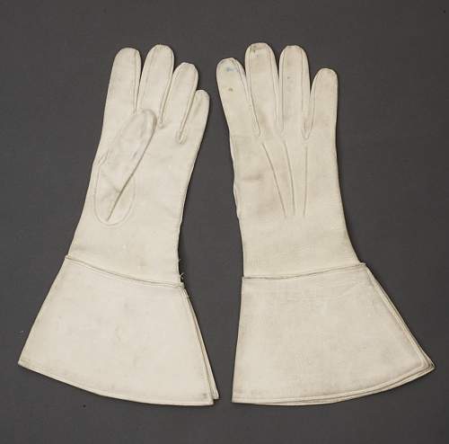 White buck gloves of the SS