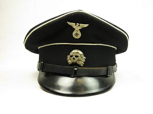 What is he insignia on this SS NCO's cap?