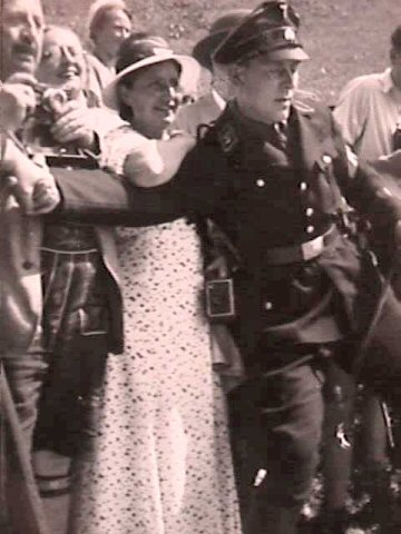 What is he insignia on this SS NCO's cap?