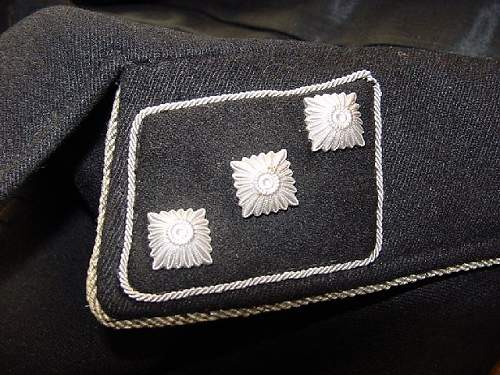 SS-Obersturmführer collar tabs