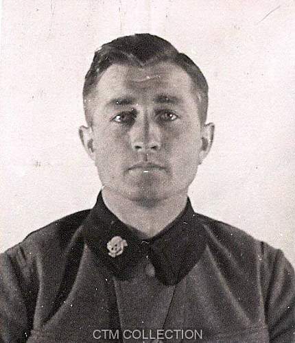 SS-Totenkopfverbände uniform on this man?