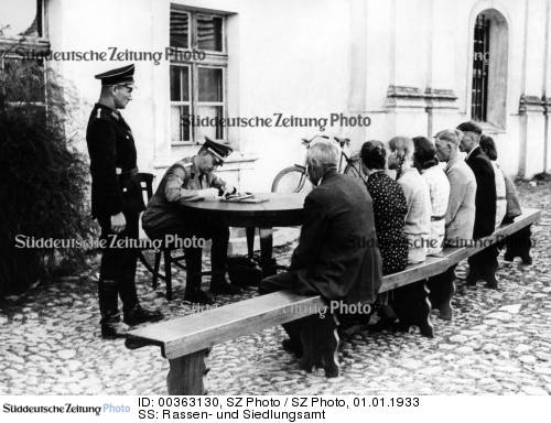 SS- RuSHA insignia in period pictures