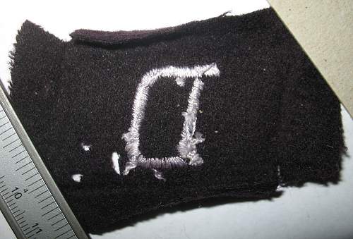 One single D-letter collar tab