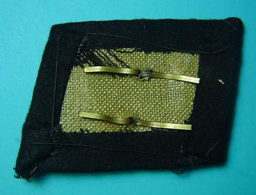 One single D-letter collar tab