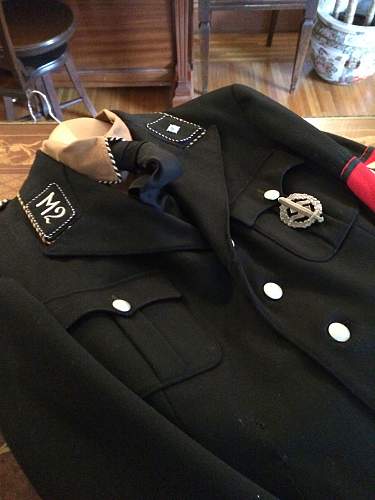 Lousy Allgemeine SS insignia and tunic.