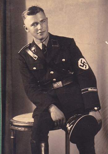 Allgemeine SS uniforms with 2 shoulder boards?