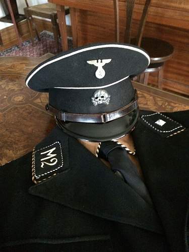 Allgemeine SS uniforms with 2 shoulder boards?