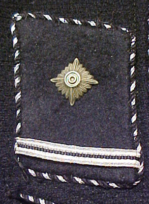SS officers plain collar tab?