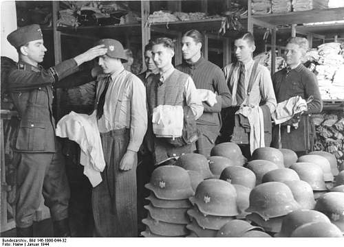 The German Stahlhelm (period photos)