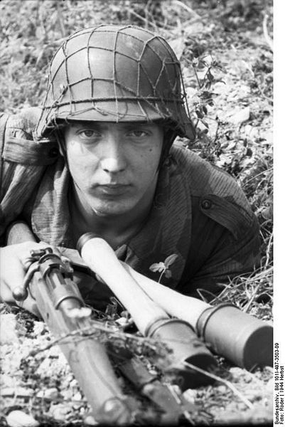 The German Stahlhelm (period photos)