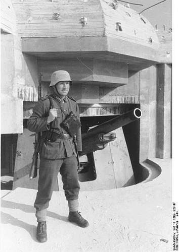 The German Stahlhelm (period photos)