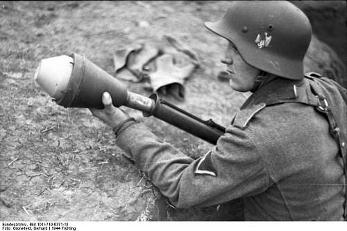 The German Stahlhelm (period photos)