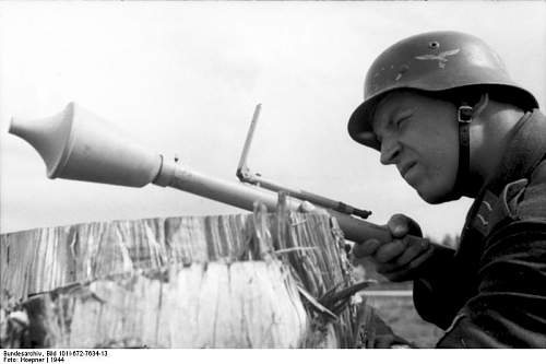 The German Stahlhelm (period photos)