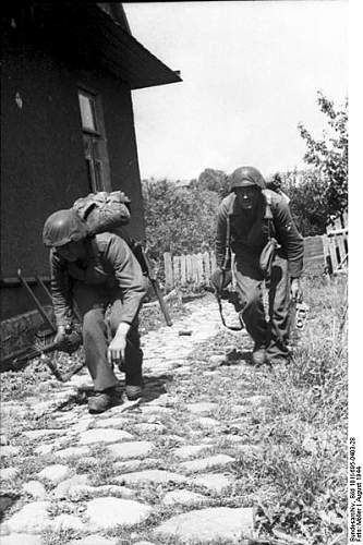 The German Stahlhelm (period photos)