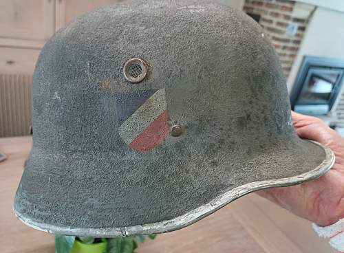 Very lightweight German Heer parade helmet : real or fake ?