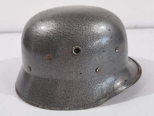 Very lightweight German Heer parade helmet : real or fake ?