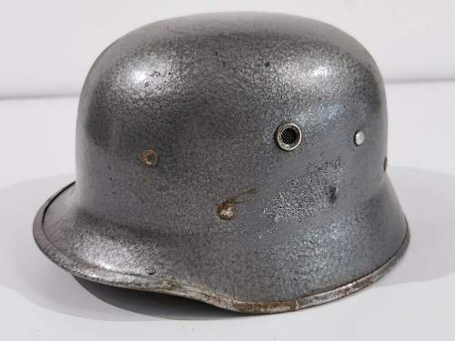 Very lightweight German Heer parade helmet : real or fake ?