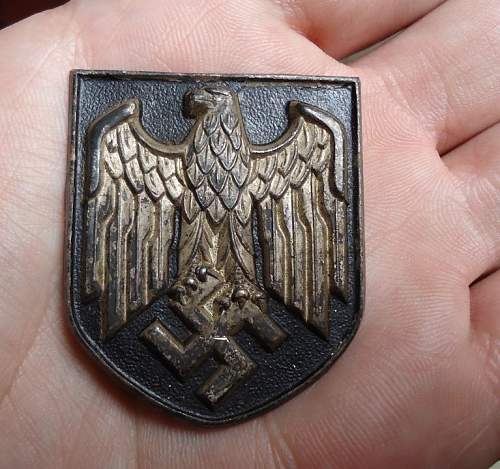 Need Help: German Pith helmet badges