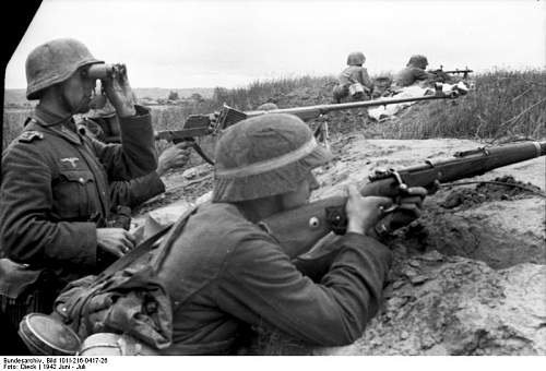 The German Stahlhelm (period photos)