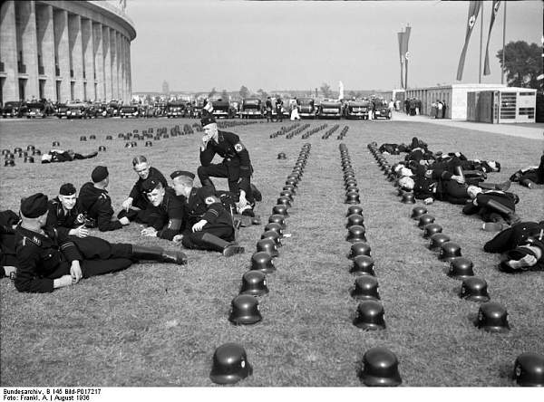 The German Stahlhelm (period photos)