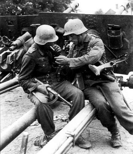 The German Stahlhelm (period photos)