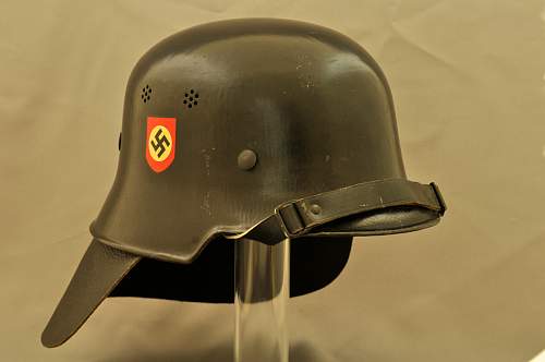 How to display Feuershutzpolizei helmet w. neck guard?