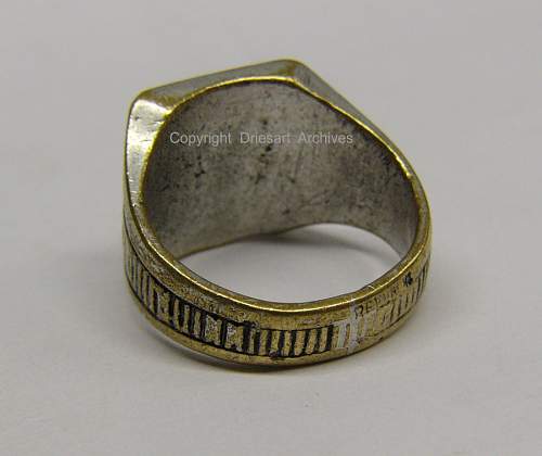 Ring with crest