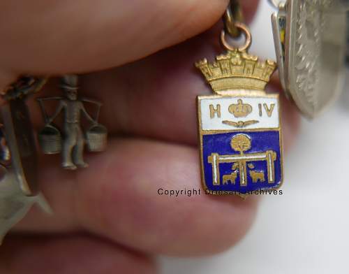 Ring with crest