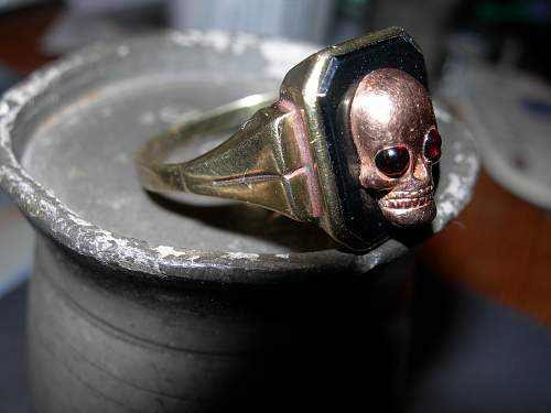 SS Worn Skull Ring With Black Onyx-in Gold