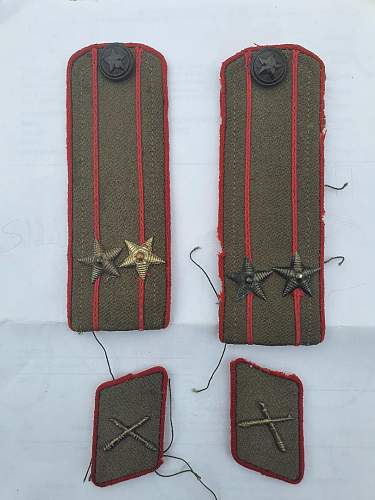 Russian shoulder boards and collar badges. Coastal artillery?
