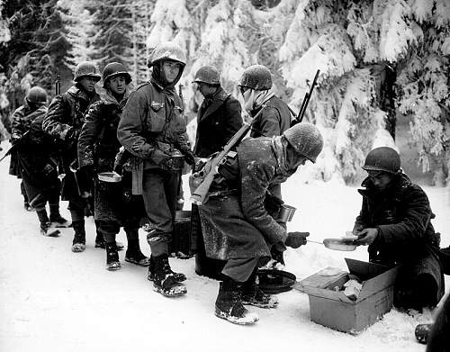 Picture examples of U.S troops Wearing the wool trench coat