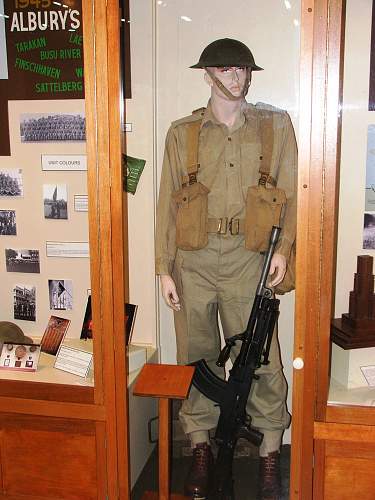 Australian WW1 &amp; WW2 uniform displays