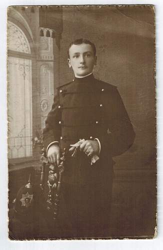 Victorian uniform to id.
