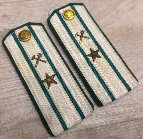 Wartime or postwar M43 shoulder boards?