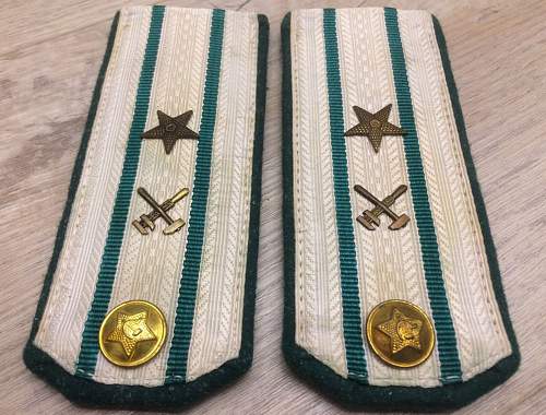 Wartime or postwar M43 shoulder boards?