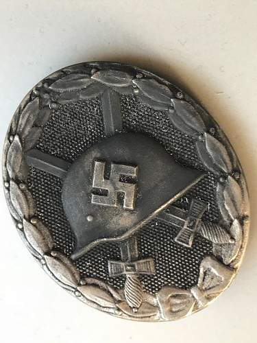 Desperately need your help with this Verwundetenabzeichen Silver