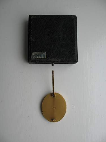 Verwundetenabzeichen 30 in gold and case.