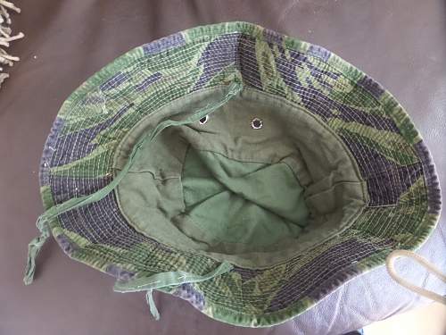 Picked up this bush hat today help needed with badges on it