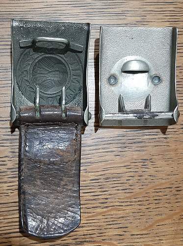 Two different German Reichswehr buckles,  which is older ??