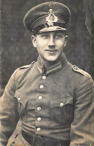 Tradtitions-Badged RW Headgear in Period Photographs